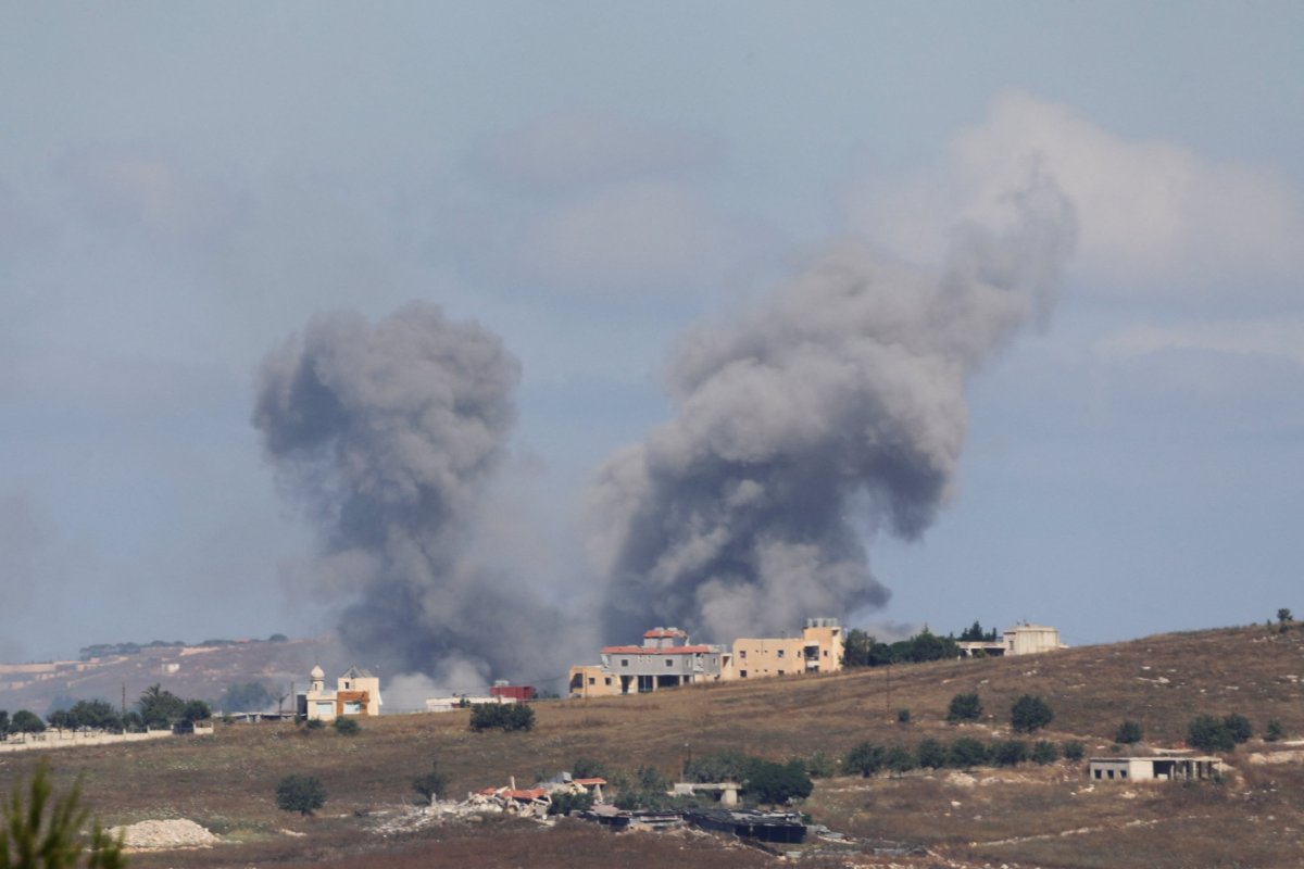 <p>Los ataques aéreos israelíes durante la noche y la madrugada del viernes impactaron más de 10 aldeas en el sur de Líbano, causando la muerte de 21 personas y dejando 39 heridos. (Foto: Reuters)</p>