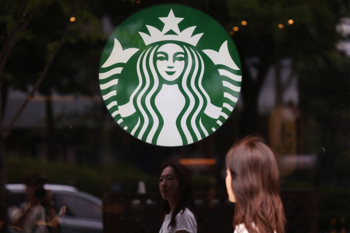 <p>Starbucks recorta personal en Reino Unido y Hong Kong como parte de su proceso de reestructuración</p>