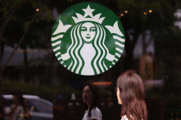 <p>Starbucks recorta personal en Reino Unido y Hong Kong como parte de su proceso de reestructuración</p>