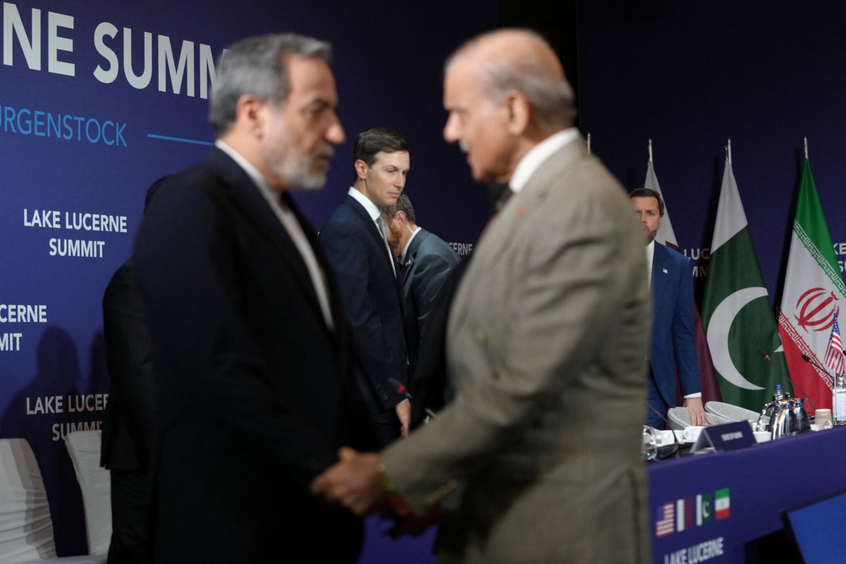 <p>El vicepresidente de Estados Unidos , JD Vance, observa junto al yerno de Trump, Jared Kushner, mientras el ministro de Asuntos Exteriores de Irán, Abbas Araqchi, estrecha la mano del primer ministro de Pakistán, Shehbaz Sharif, antes del inicio de una reunión en Suiza.</p>