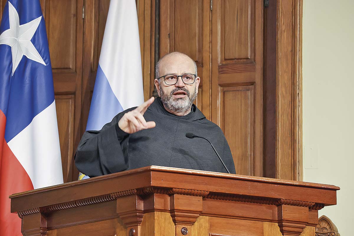 <p>Fray Paolo Benanti durante su presentación en la Casa Central de la UC. Crédito: César Dellepiane</p>