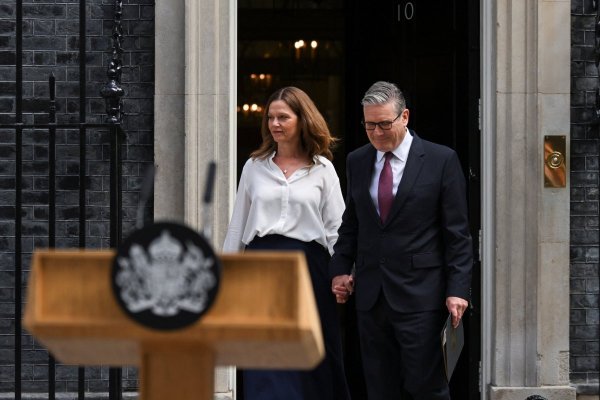 <p>Starmer agradeció a sus compañeros su apoyo, con la voz quebrada por la emoción, al tiempo que también rindió homenaje a su esposa, Victoria, e hijos. (Fotos: Reuters)</p>
