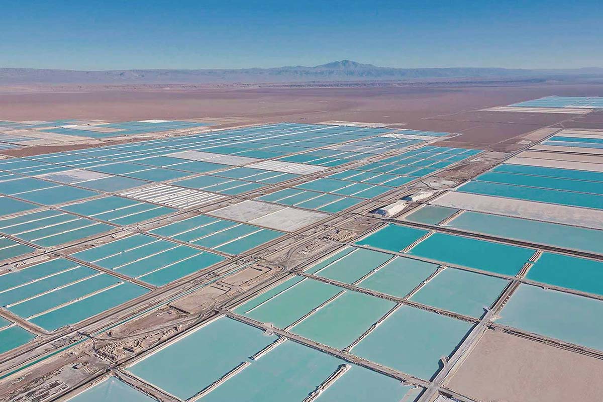 <p>Más allá de las baterías: Estudio proyecta "segunda ola de demanda de litio" impulsada por la IA, robótica y energía nuclear</p>