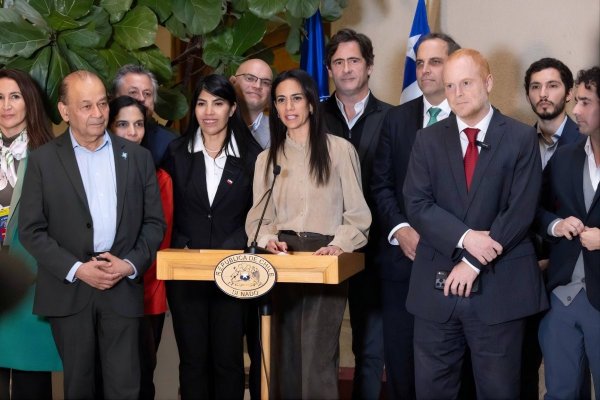 Al centro, la ministra de Ciencia, Ximena Lincolao y la presidenta del Senado, Paulina Núñez, durante el lanzamiento de la nueva bancada.