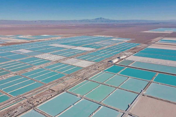 <p>Más allá de las baterías: Estudio proyecta "segunda ola de demanda de litio" impulsada por la IA, robótica y energía nuclear</p>