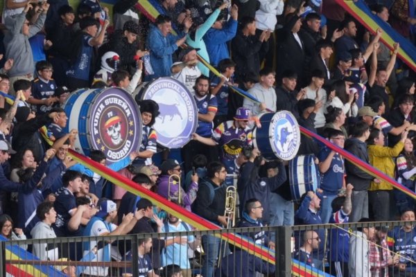 <p>Entradas más caras con bufanda de regalo y una cuenta para aportes: el plan de Provincial Osorno para pagar la deuda con Colo-Colo y evitar la quiebra</p>
