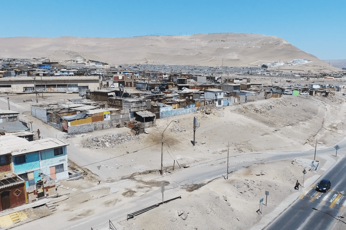 <p>Demolición de toma en Cerro Chuño, Arica, avanza con recursos aprobados, pero Contraloría alerta falta de claridad en entrega de terrenos</p>