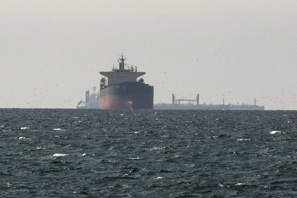 <p>Crece el tránsito marítimo por el estrecho de Ormuz mientras navieras recuperan confianza</p>