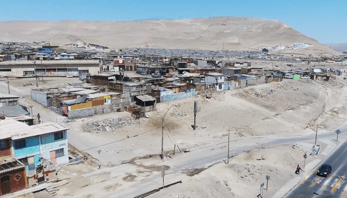 Demolición de toma en Cerro Chuño, Arica, avanza con recursos aprobados, pero Contraloría alerta falta de claridad en entrega de terrenos