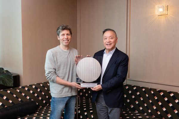 <p>Sam Altman, CEO de OpenAI, y Hock Tan, CEO de Broadcom.</p>