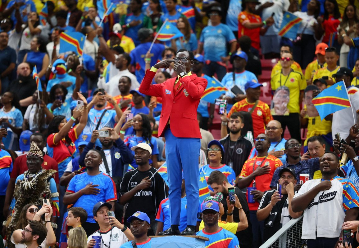<p>El emblemático hincha haciendo su característica pose mientras entonaban el himno del Congo en el partido de anoche frente a Colombia. Foto: Reuters </p>