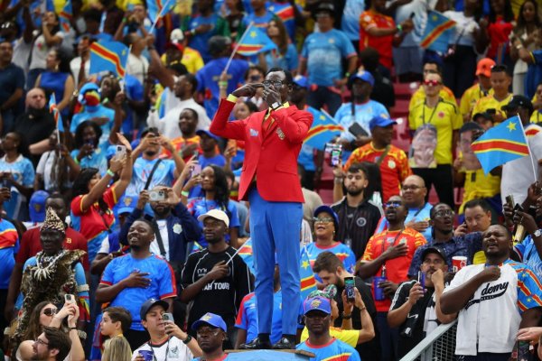 <p>El emblemático hincha haciendo su característica pose mientras entonaban el himno del Congo en el partido de anoche frente a Colombia. Foto: Reuters </p>