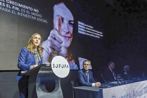 En su discurso, la presidenta del gremio, Rosario Navarro, advirtió que Chile enfrenta una década de expansión insuficiente.