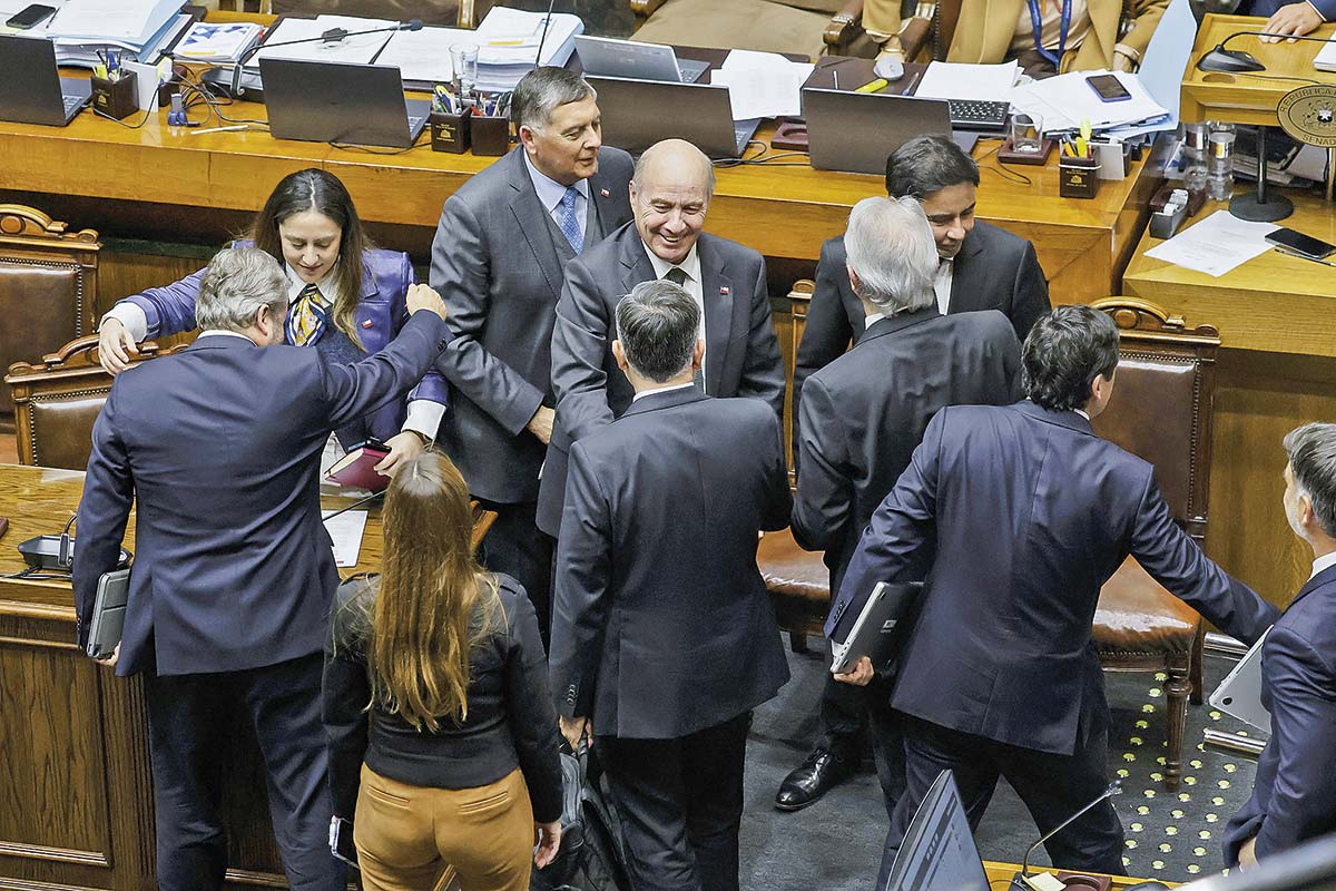<p>Los ministros Quiroz, Alvarado y Castillo (s) celebran la aprobación con senadores oficialistas de la emblemática reforma. El texto contó con 26 apoyos, todos de las huestes oficialistas. En contraste, la oposición no logró abrochar un acuerdo con el Ejecutivo. Crédito: Aton</p>