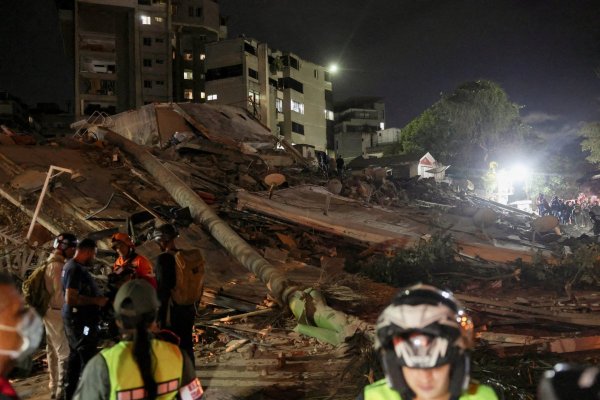 <p>Equipos de rescate trabajaban tras los fuertes sismos dejaron a personas atrapadas bajo los escombros de edificios derrumbados. (Fotos: Reuters)</p>
