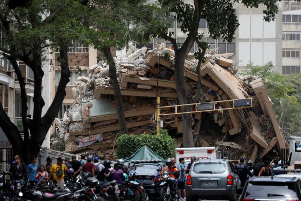<p>Equipos de rescate trabajaban tras los fuertes sismos que dejaron a personas atrapadas bajo los escombros de edificios derrumbados. (Fotos: Reuters)</p>