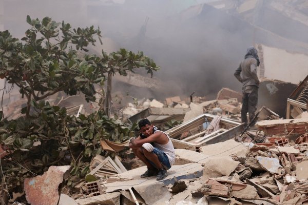 <p>Equipos de rescate trabajaban tras los fuertes sismos que dejaron a personas atrapadas bajo los escombros de edificios derrumbados. (Fotos: Reuters)</p>