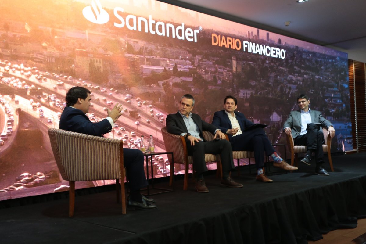 <p>Francisco Basoalto, de Chile Data Centers; Andrés Roepke, de Microsoft y Rafael Mattje de Carvalho, de AWS, participaron en un encuentro organizado por Santander y DF. (Foto: José Montenegro)</p>