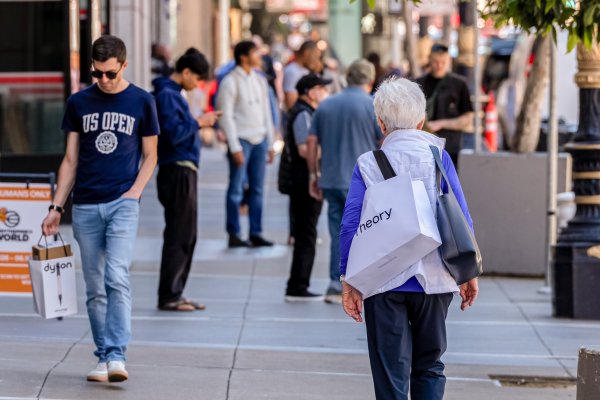 <p>Gasto de consumidores en EEUU repunta mientras la inflación alcanza su mayor nivel en tres años</p>