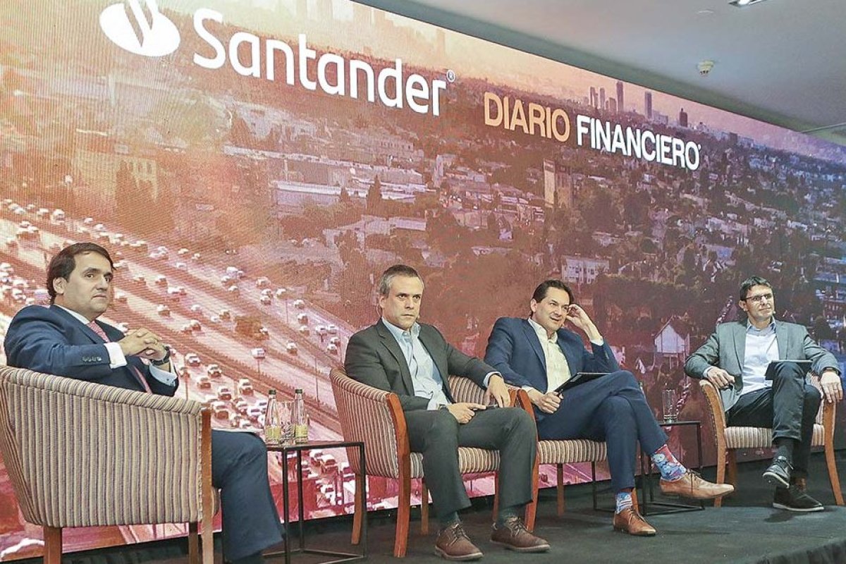 <p>Francisco Basoalto, de Chile Data Centers; Andrés Roepke, de Microsoft y Rafael Mattje de Carvalho, de AWS, participaron en un encuentro organizado por Santander y DF. (Foto: José Montenegro)</p>