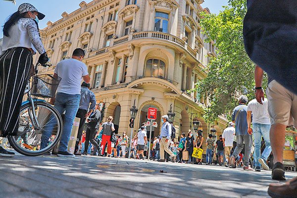 <p>“Se abre la puerta a una recesión técnica”: economistas anticipan una quinta caída consecutiva del Imacec tras débiles cifras sectoriales de mayo</p>