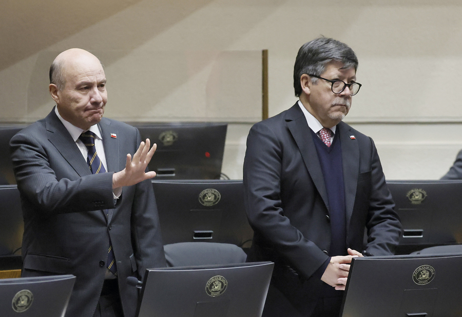 <p>El ministro de Hacienda, Jorge Quiroz, junto al director de Presupuestos, José Pablo Gómez. Foto: Aton.</p>