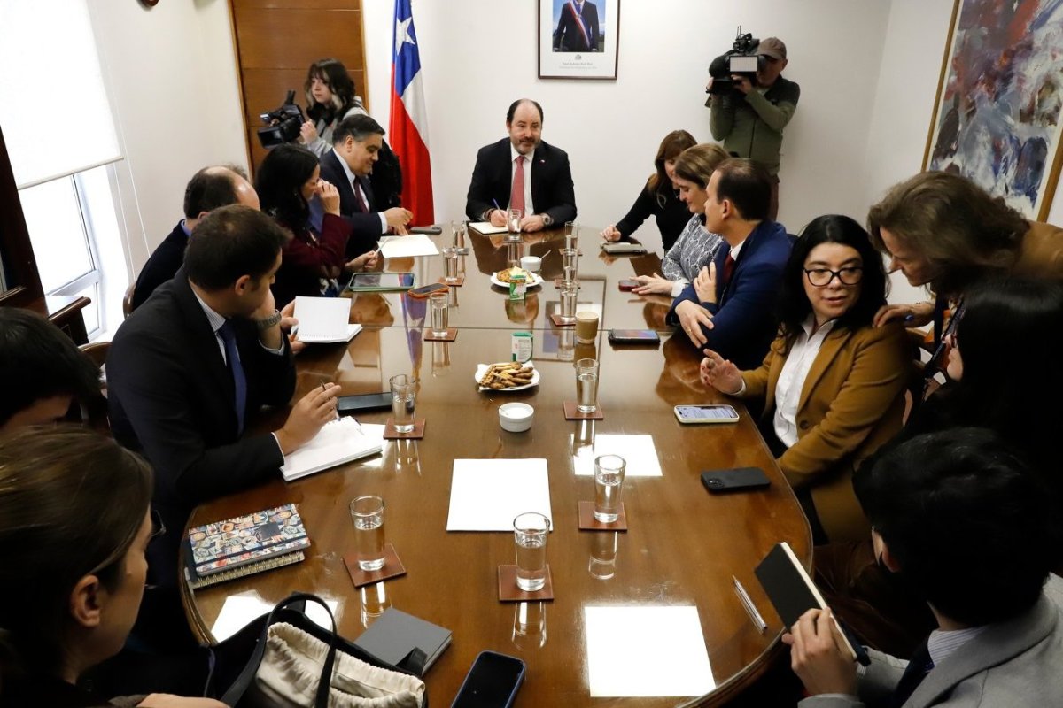 <p>Mesa de expertos convocada por el gobierno entrega hoja de ruta para impulsar el empleo: desde sala cuna universal hasta mayor flexibilidad laboral</p>