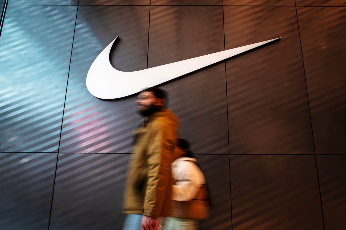<p>Nike supera las expectativas de ganancias, pero cae tras advertencias sobre la demanda</p>