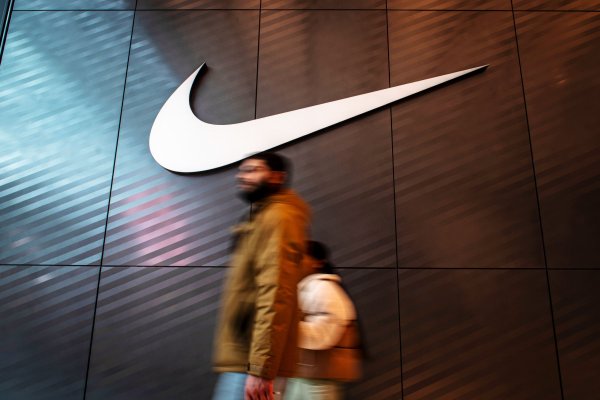 <p>Nike supera las expectativas de ganancias, pero cae tras advertencias sobre la demanda</p>