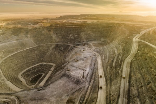 <p>Rio Tinto acuerda nuevas condiciones financieras para proyecto de mina de cobre por US$ 18 mil millones</p>