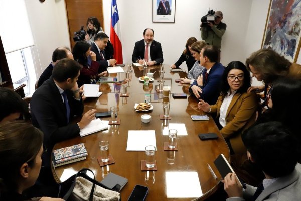 Mesa de expertos convocada por el gobierno entrega hoja de ruta para impulsar el empleo: desde sala cuna universal hasta mayor flexibilidad laboral