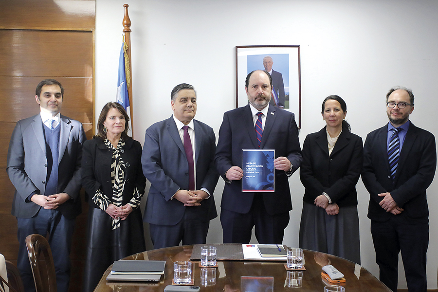 <p>El ministro Rau junto a (de izq. a der.) Ricardo Ruiz de Viñaspre, Cecilia Cifuentes, David Bravo, Claudia Martínez y Benjamín Villena. Foto: Aton.</p>