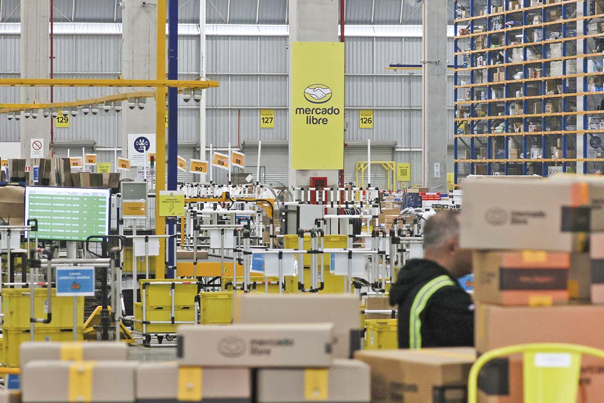 <p>Informe de la FNE revela los datos de Mercado Libre en Chile: concentra más del 30% de todas las ventas online en el país</p>