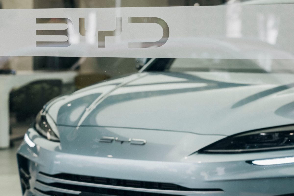 <p>BYD superó a Tesla por primera vez en el cuarto trimestre de 2024 y mantuvo una ventaja significativa durante 2025. (Foto: Bloomberg)</p>