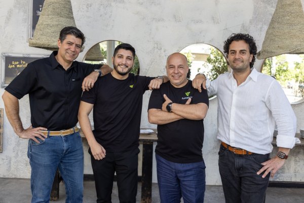 A los costados Marcelo Díaz y Cristián Velasco, de WeBoost, con Alejandro Sánchez y Francisco Calderón, fundadores de Funnelchat.