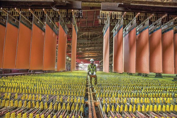 <p>La economía chilena cae por quinto mes, se acerca a una recesión técnica y reabre el debate sobre baja de tasas</p>