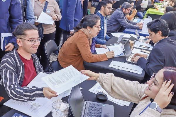 El desempleo joven se agudiza y revive el debate por subsidios, capacitación y costos de contratación