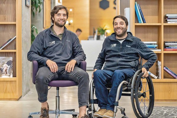 Camilo Navarro y Álvaro Silberstein, fundadores de Wheel The World.