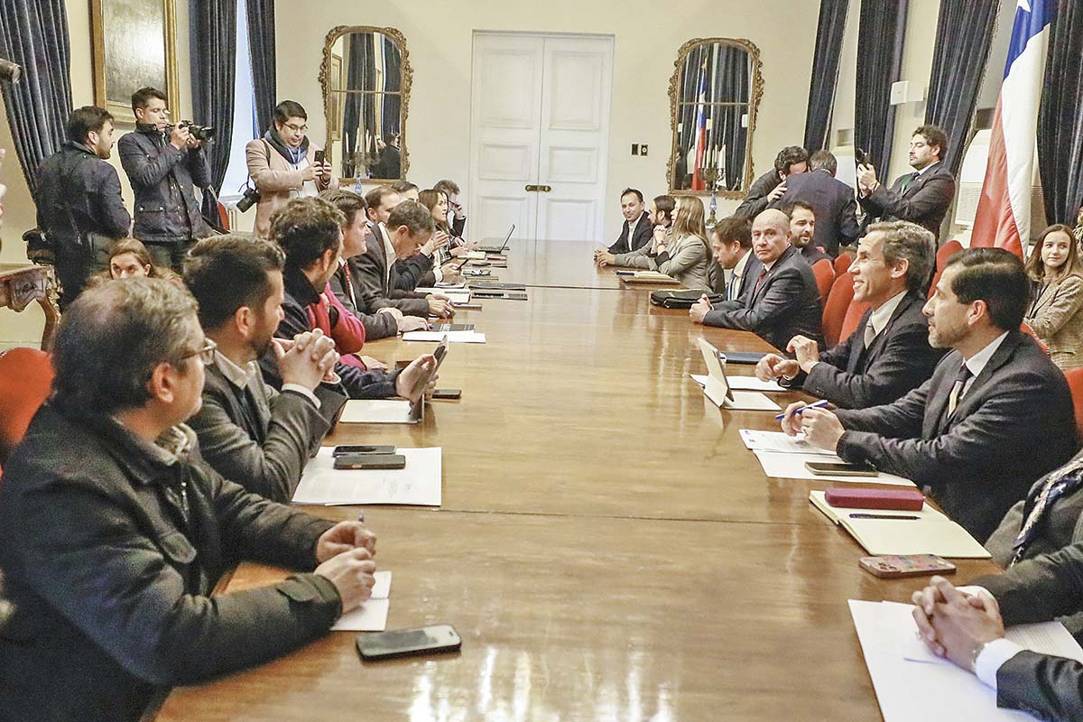 <p>Los ministros políticos recibieron a alcaldes en La Moneda. Foto: Ministerio de Hacienda</p>