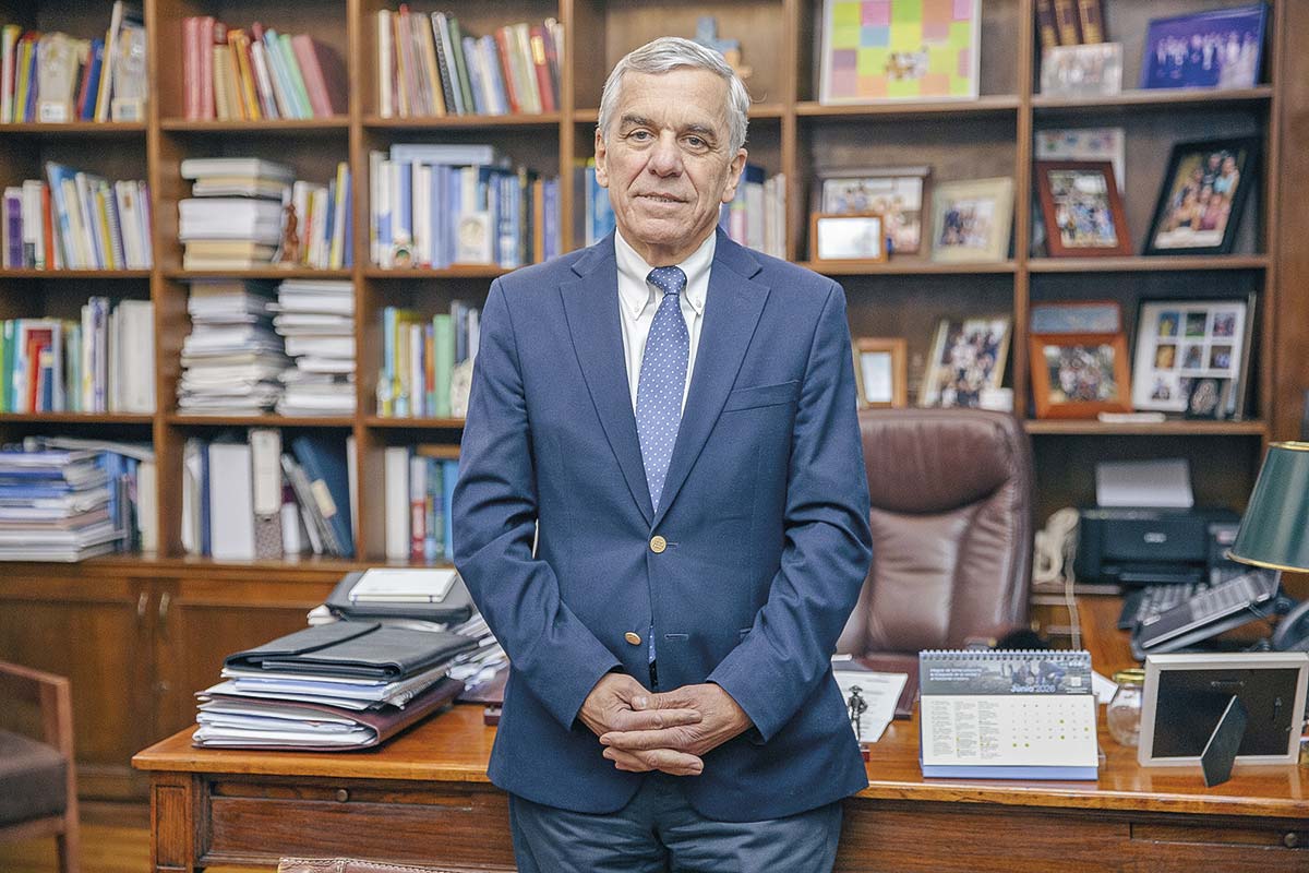 <p>Felipe Heusser, decano de Medicina UC. Foto: Jonathan Duran</p>