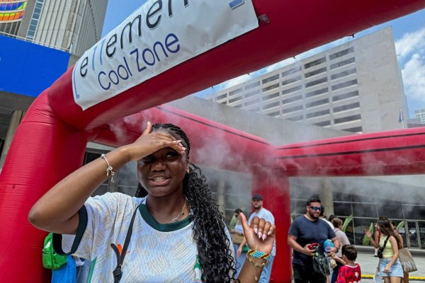 <p>Una ola de calor se ha instalado sobre amplias zonas de Estados Unidos y partes de Canadá, como Toronto que dispuso de áreas fuera del estadio para refrescarse. (Foto: Reuters)</p>