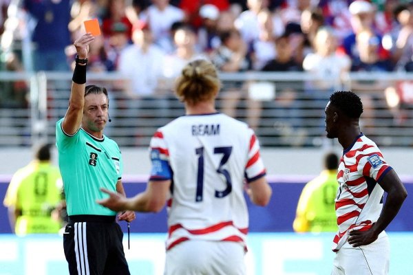 Balogun recibió la tarjeta roja el domingo por pisar con la bota el tobillo del bosnio Tarik Muharemovic en el segundo tiempo del partido en que EEUU se impuso a Bosnia. (Foto: Reuters)