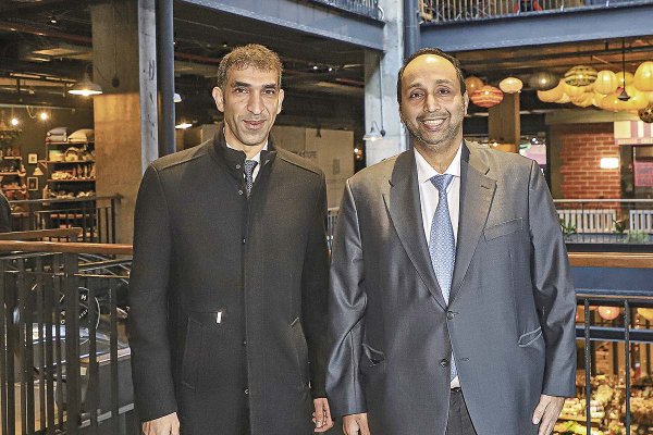 <p>El ministro de Comercio Exterior de EAU, Thani Bin Ahmed Al Zeyoudi, y el embajador en Chile, Mohammed Saeed Salem Alneyadi. Foto: Julio Castro</p>