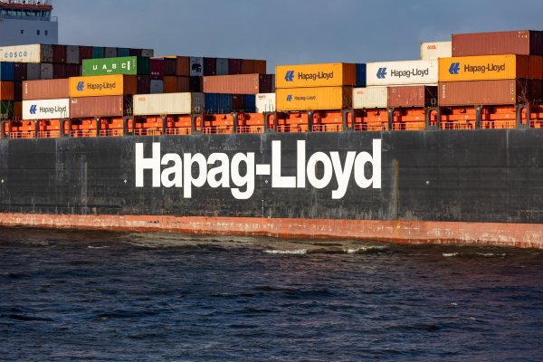 <p>Las navieras Maersk y Hapag-Lloyd comienzan a reanudar la ruta comercial por el canal de Suez</p>