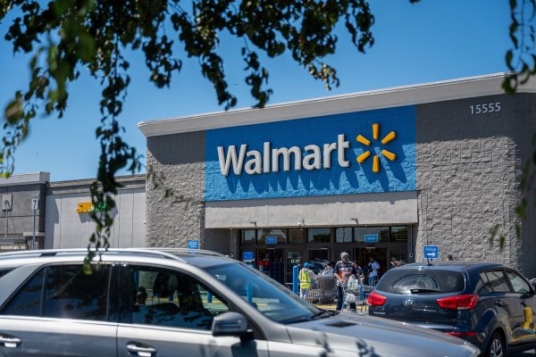 <p>Trump afirma que Walmart acordó con su administración bajar algunos precios e insta a otros retailers a seguir su ejemplo</p>