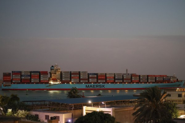 <p>Maersk y Hapag-Lloyd vuelven gradualmente al Canal de Suez y ponen presión sobre las tarifas de los fletes</p>