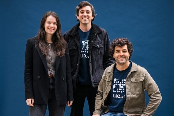 Sofía Grinberg, cofundadora de Leadnamics, y los fundadores de Lidz AI, Cornelio Saavedra y Nicolás González.