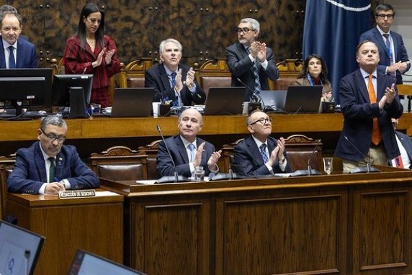 <p>En tiempo récord y por estrecho margen, el Senado aprueba y despacha a ley autorización para mayor endeudamiento del gobierno</p>