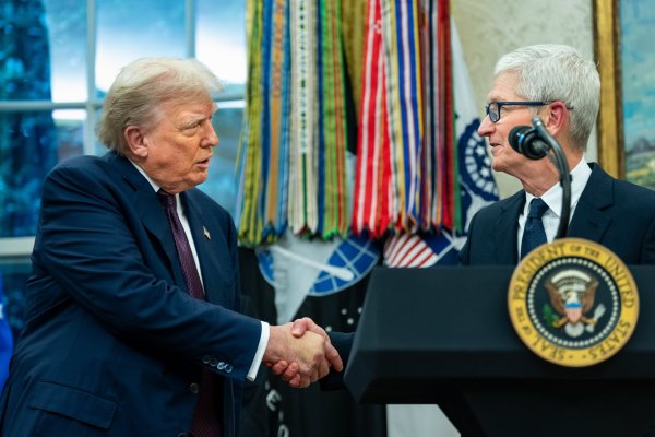 <p>El Presidente de Estados Unidos, Donald Trump, y el director ejecutivo de Apple, Tim Cook. Foto: Bloomberg</p>