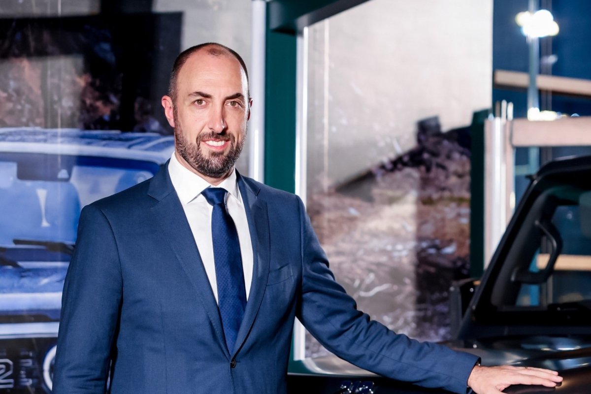<p>Fenzo es ingeniero automotriz del Politécnico de Turín, con estudios de Ingeniería Industrial en Santiago.</p>